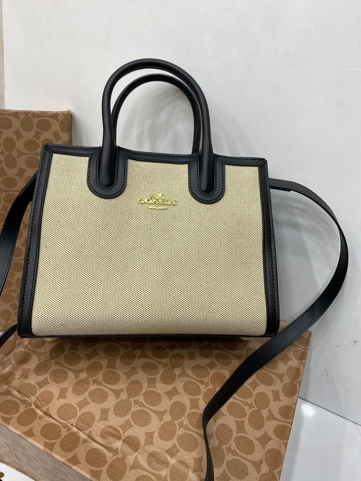 Coach Shoulder Handbag (with box,card)