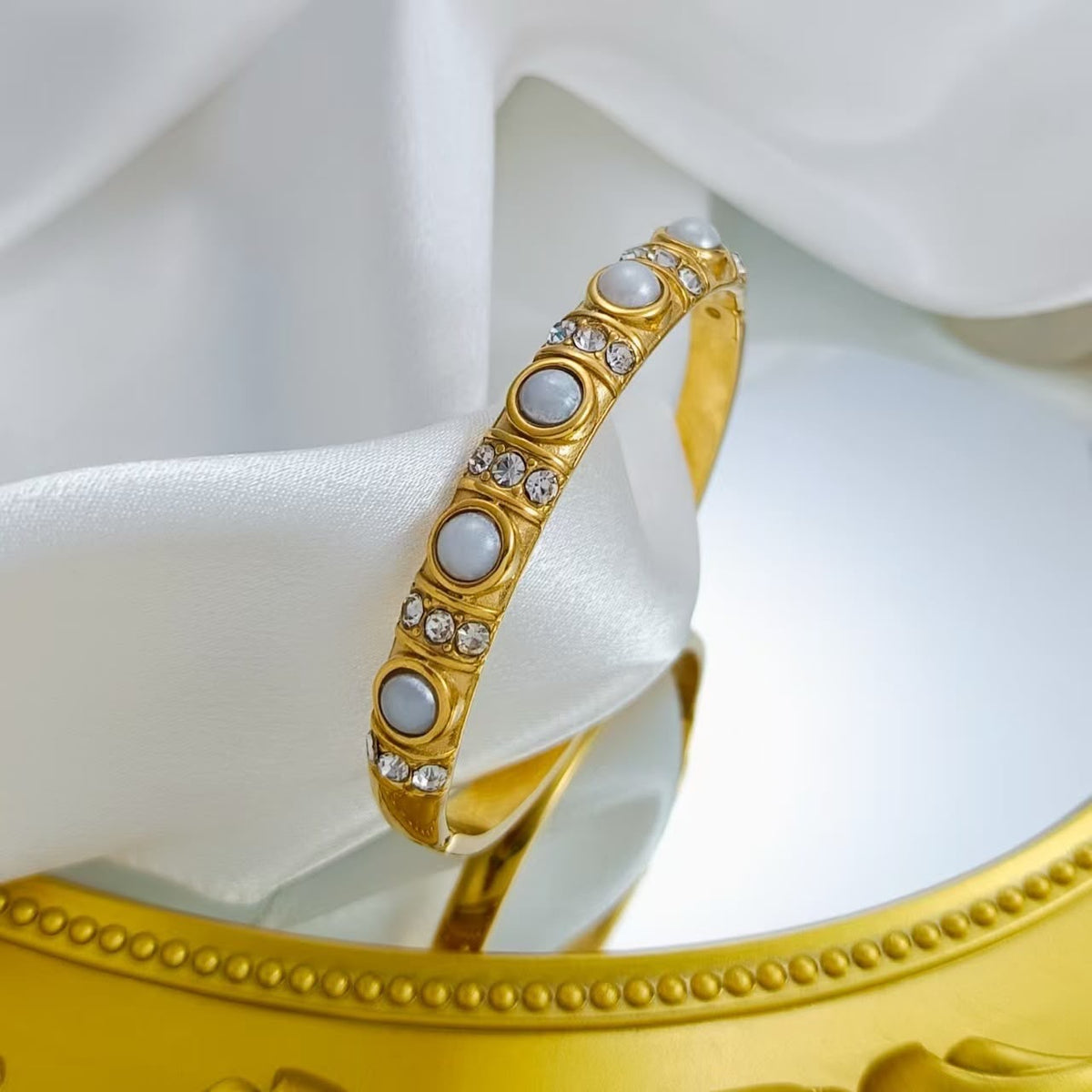 Pearl Handcuff