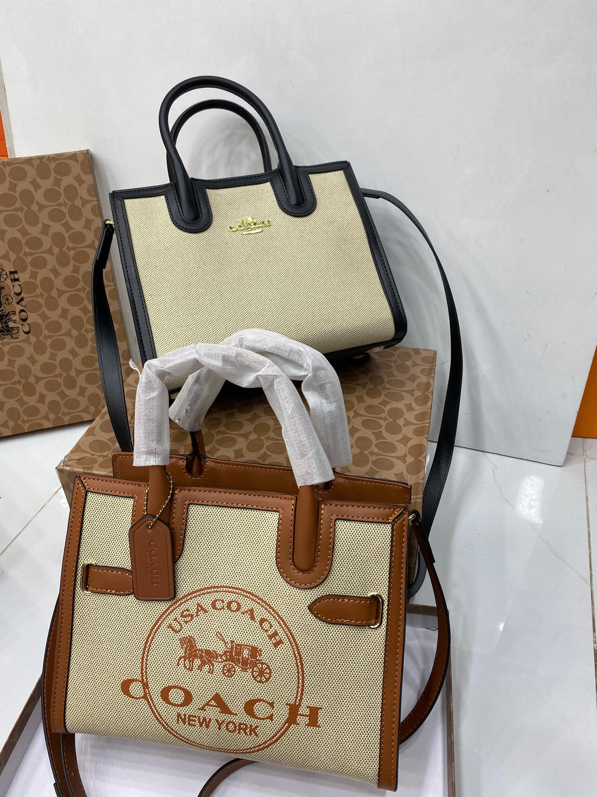 Coach Shoulder Handbag (with box,card)